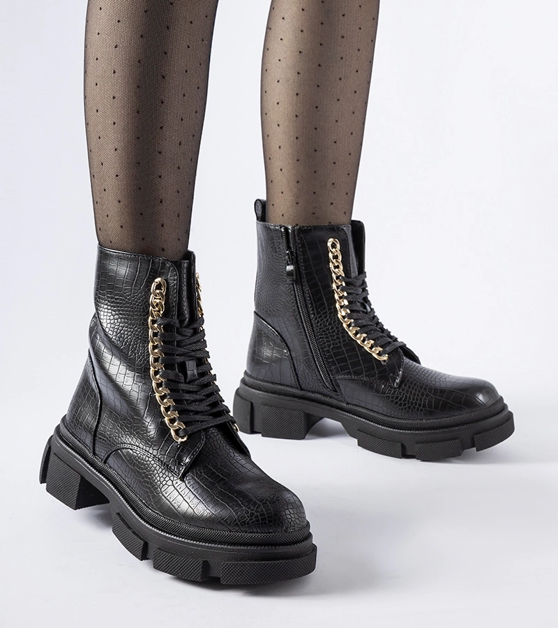 Čierne workery s ozdobným reťazom Goodland