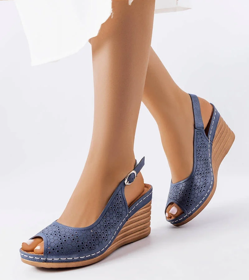 Námornícky modré ažurové sandále na platforme od značky Emeral