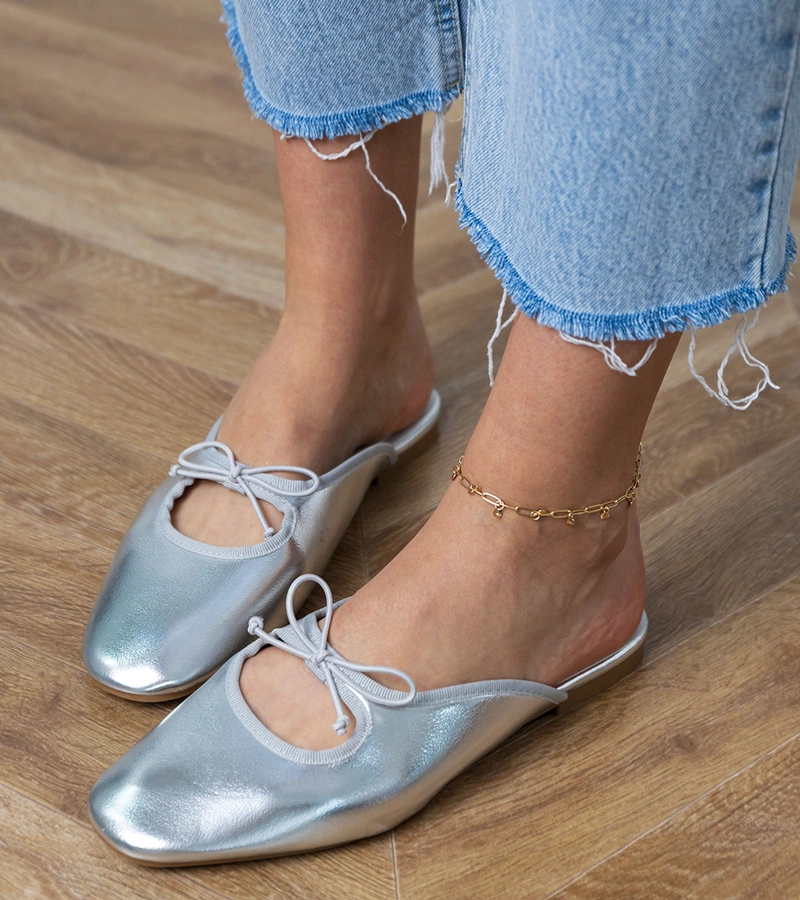 Strieborné šľapky s uzavretou špičkou na plochej podrážke Matila