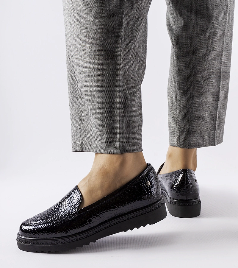 Čierne lakované mokasíny značky Vinceza