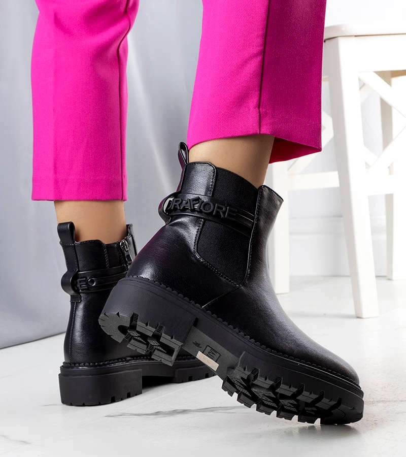 Čierna botki izolovaná Sanso