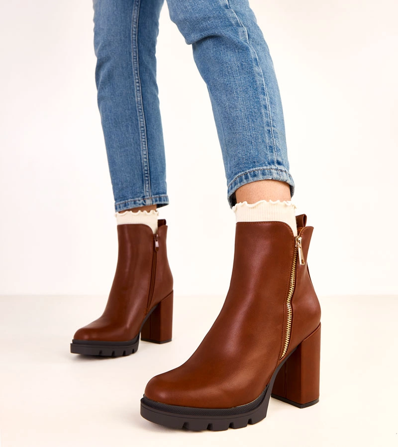 Hnedé členkové topánky na podpätku Kage