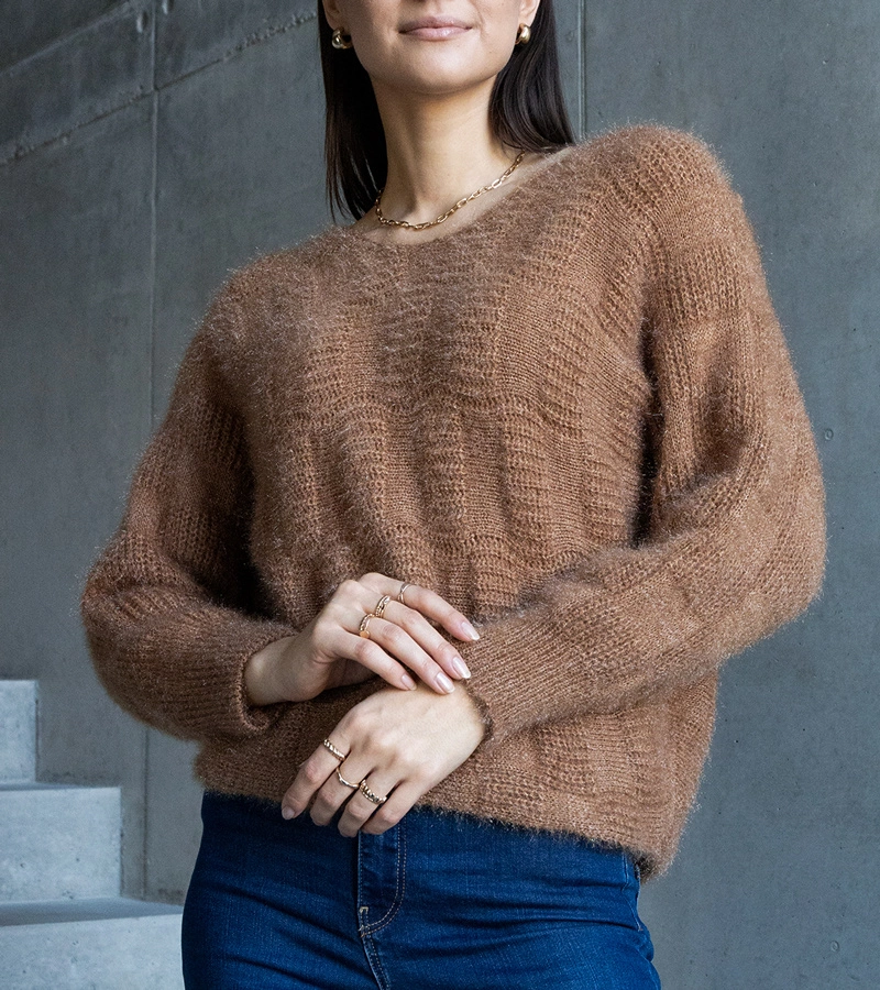 Ciemnobeżowy sweterek z dekoltem Neveri można przetłumaczyć na język słowacki jako:

"Tmavobéžový sveter s výstrihom Neveri."