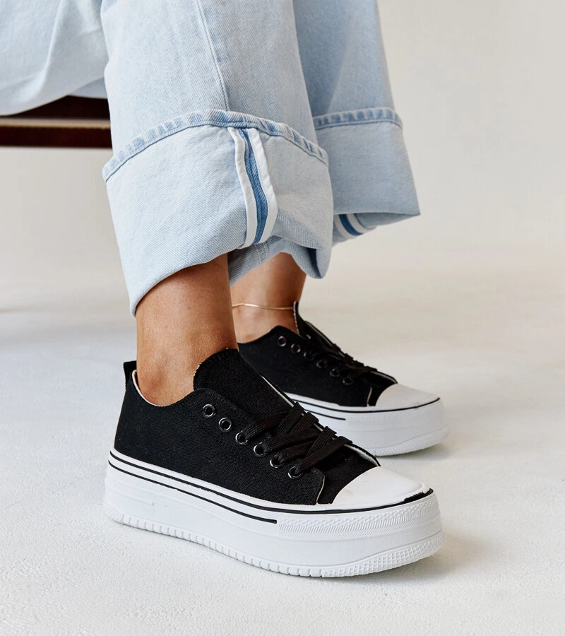 Čierne tenisky na hrubšej podrážke Bahira