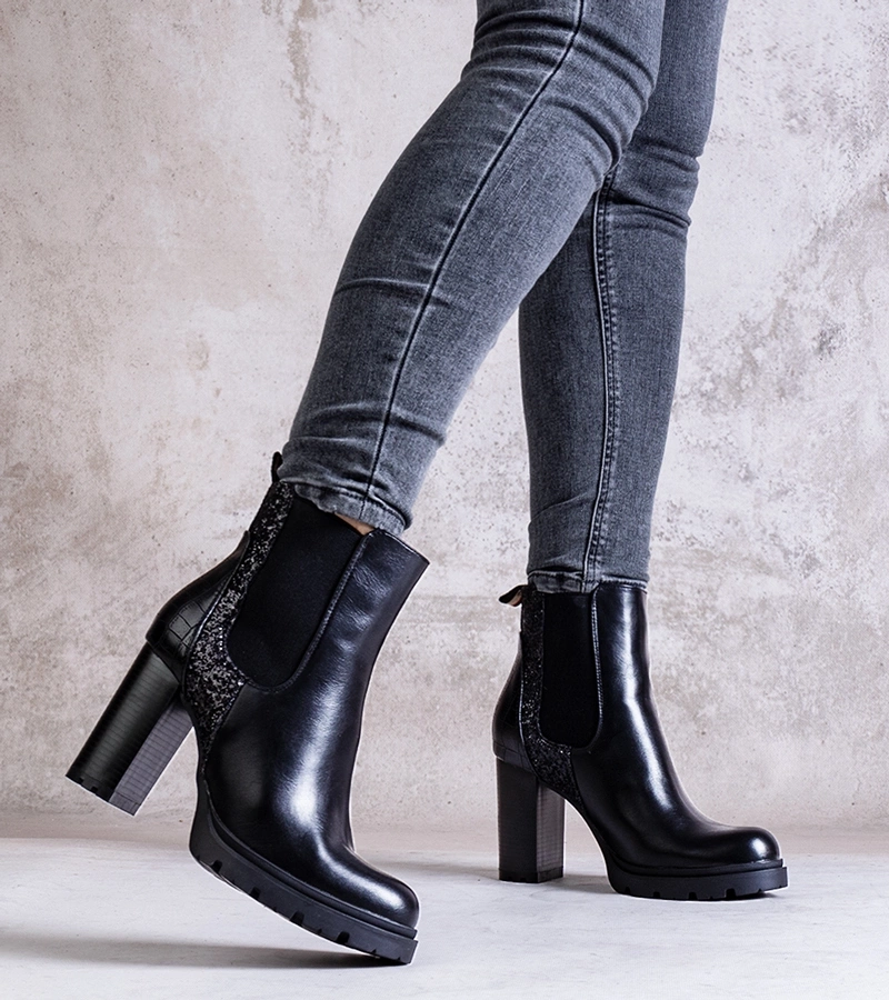C blacké lesklé čižmy na podpätku Lera.