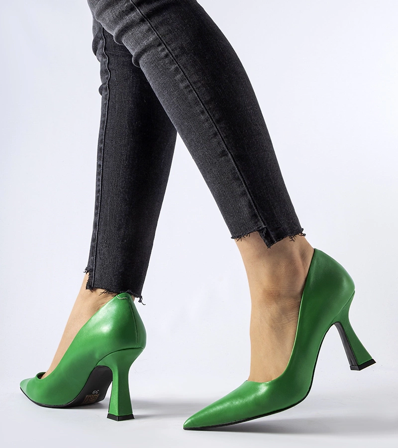 Zelené topánky na asymetrickom podpätku Tore.