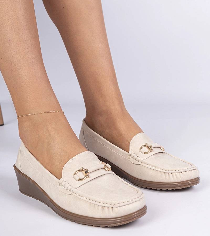 Krémové dámske mokasíny na klinovom podpätku s matným povrchom Sambada