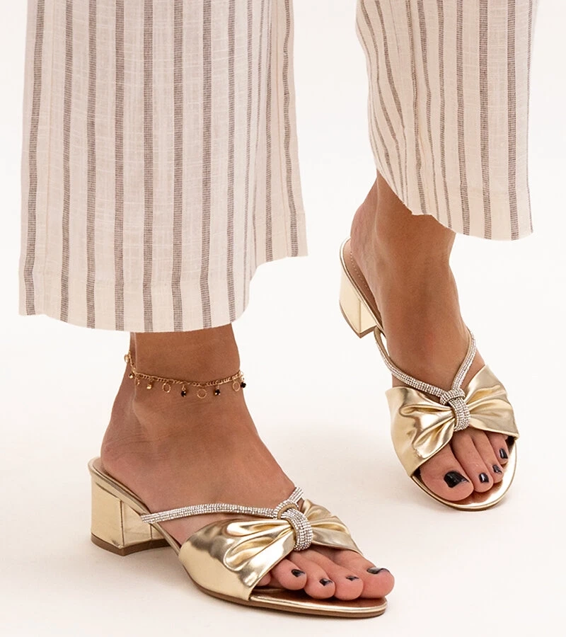 Sandále na podpätku zdobené zirkónmi od Anbrani