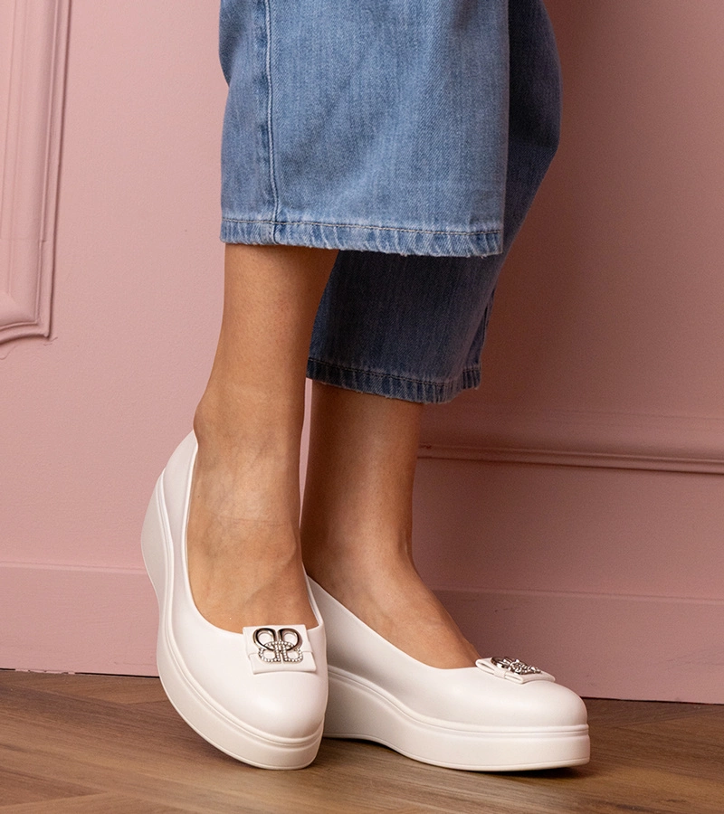 Biele poltopánky na platforme s ozdobou z kryštálikov Patos