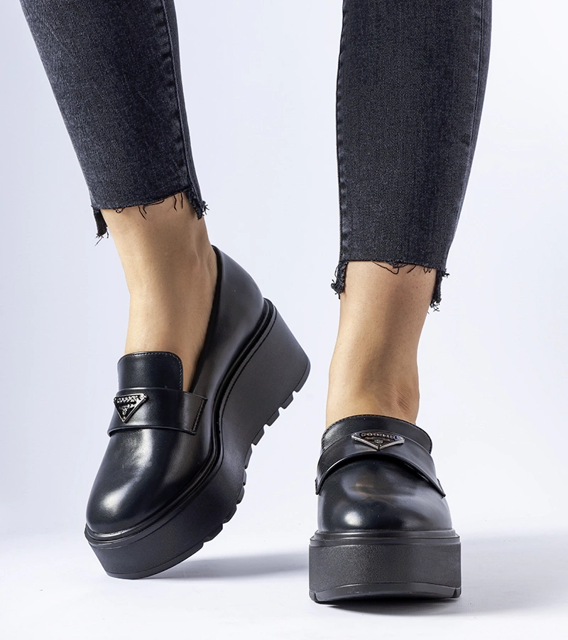 Čierne mokasíny na platforme Monra