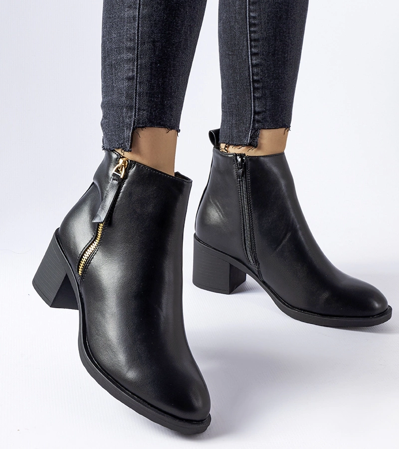 Čierne klasické členkové čižmy na nízkom podpätku Ivano