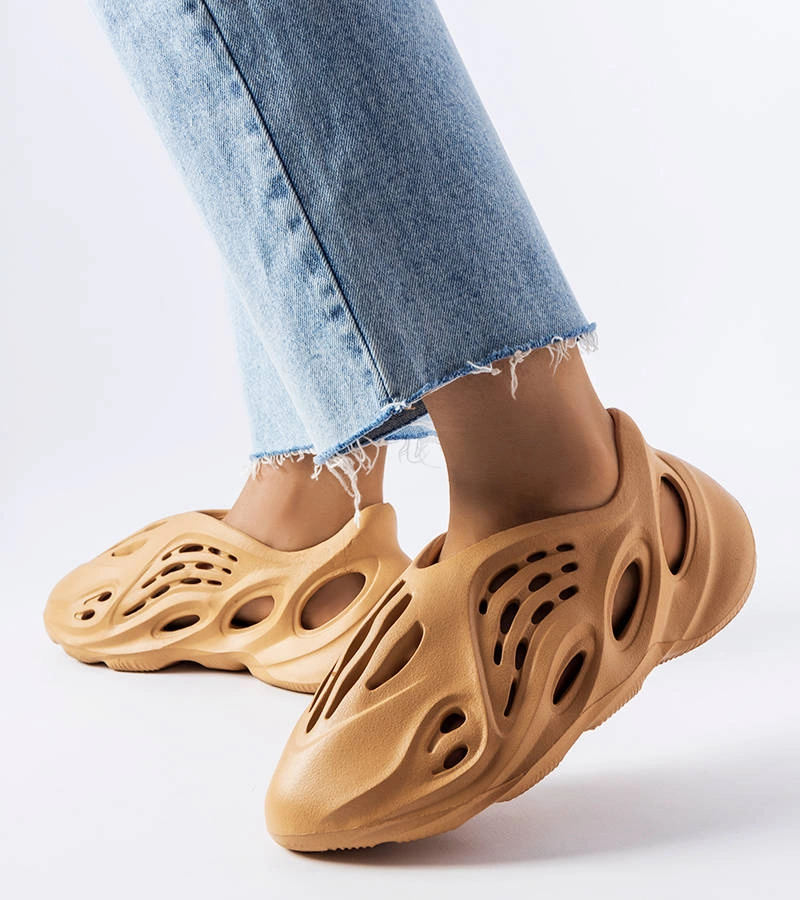 Hnedé penové žabky Julienne