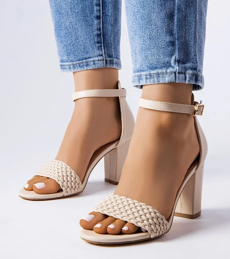 Béžové pletené sandále na podpätku Oliveirinhas