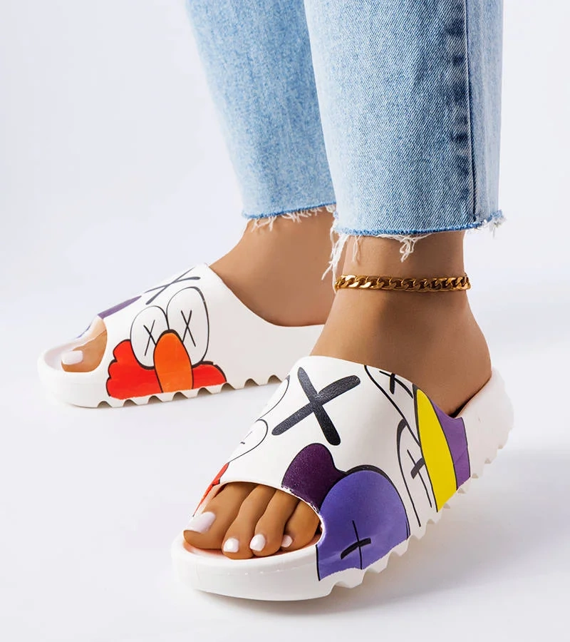 Biele žabky s potlačou behúňa a Lindale