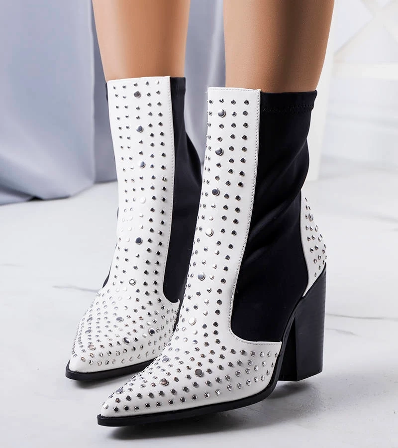 Biela botki zdobená cvočkami Orazi