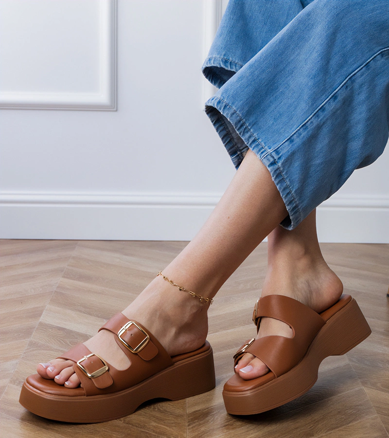 Hnedé šľapky s prackami na remienkoch Wollis