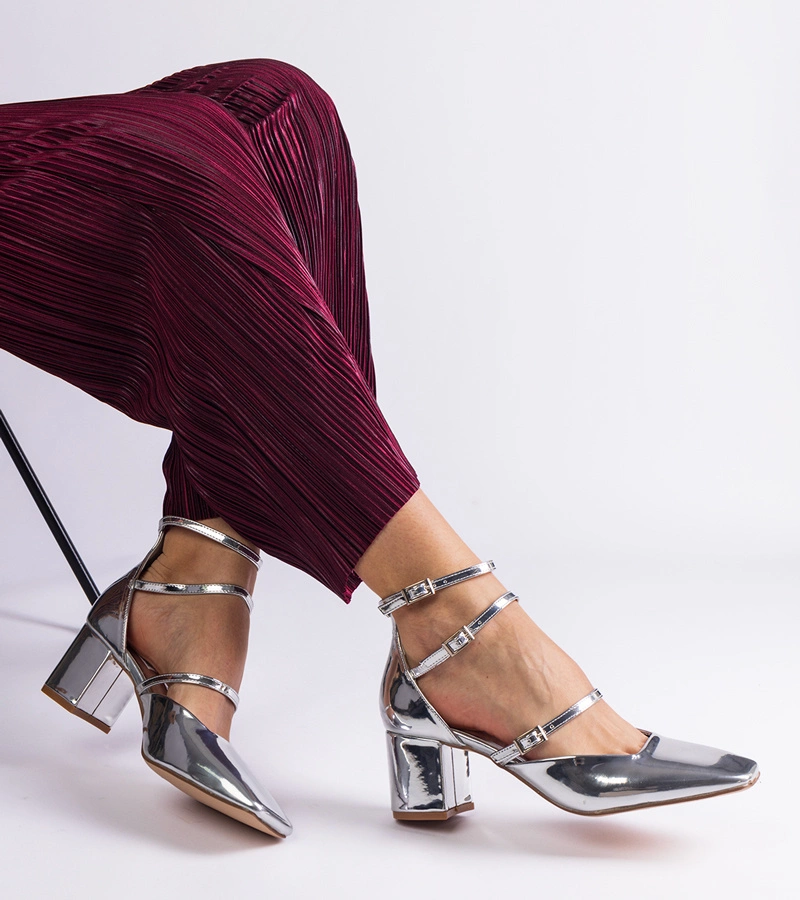 Strieborné lakované lodičky na podpätku s prackami Kamola