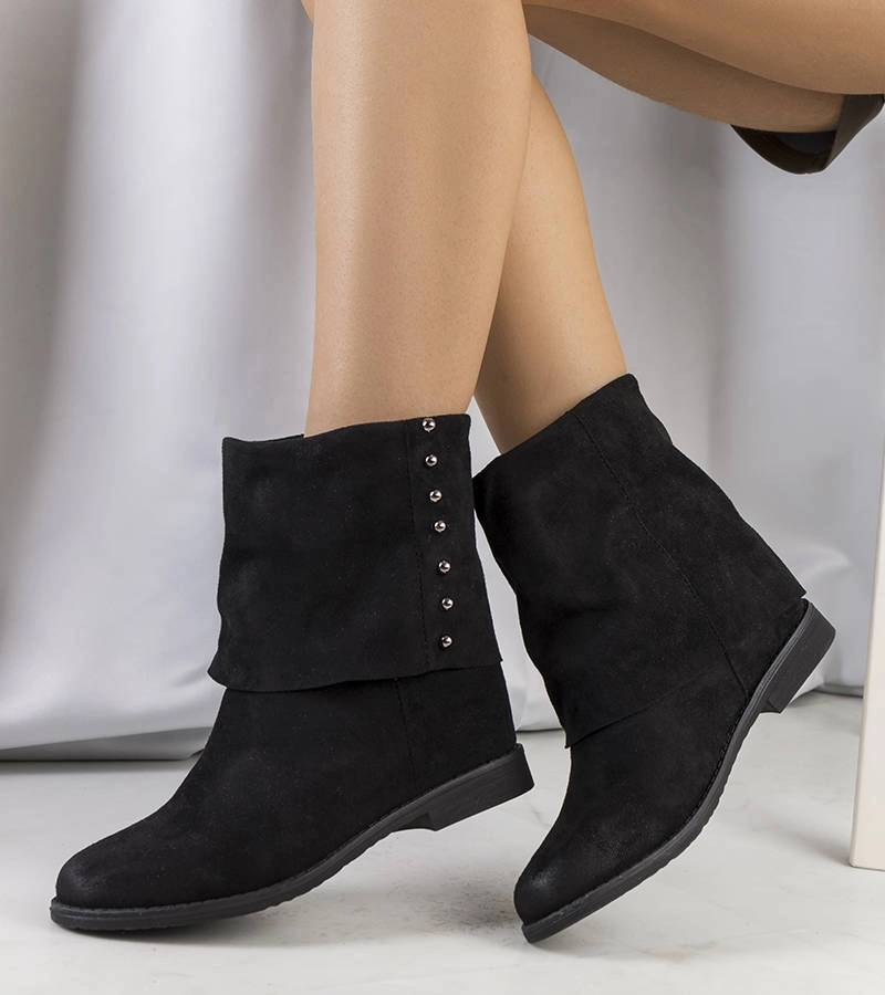 Čierna botki so Sullivanovými cvočkami