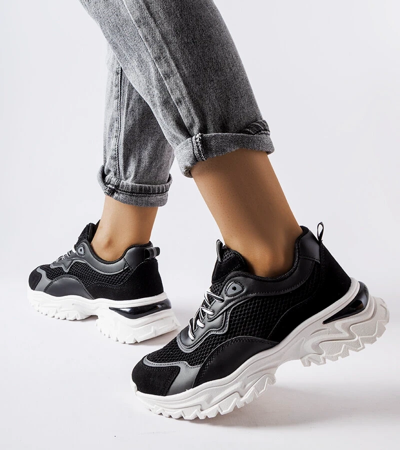 Čierne tenisky s viditeľným behúňom od značky Rosita