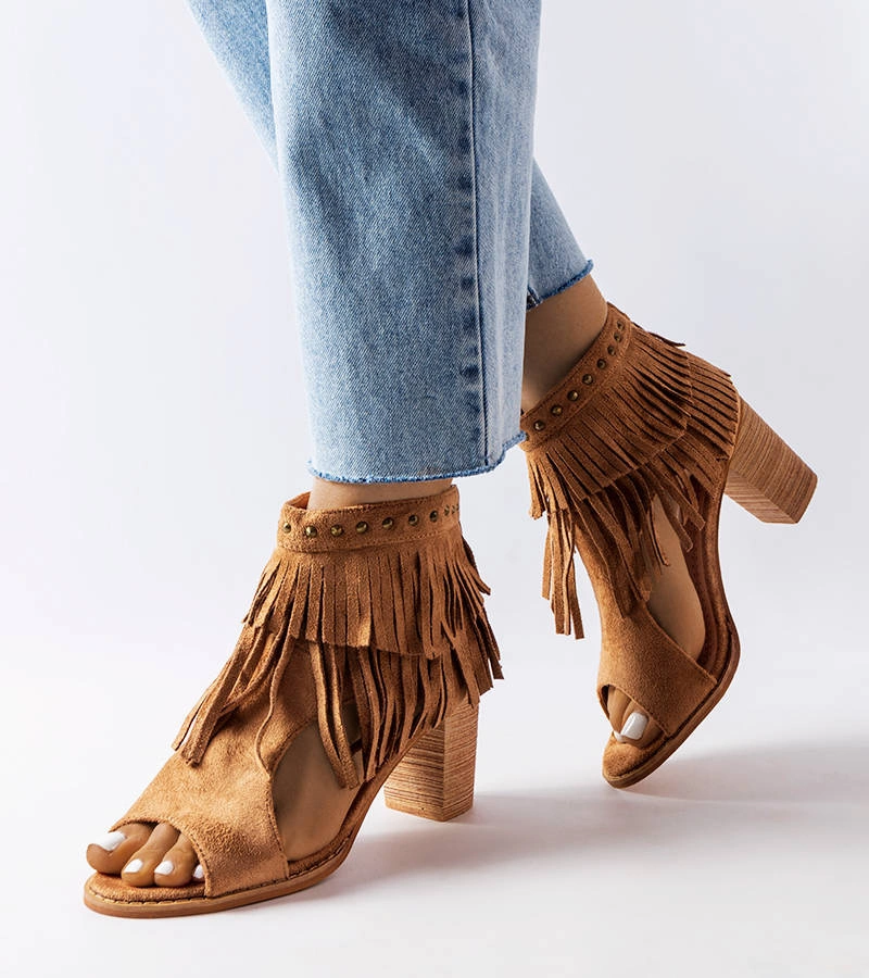 Karamelové sandále so strapcami značky Latimer