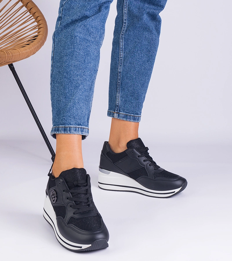 Čierne dámske tenisky zdobené metalickou vsadkou Eralda