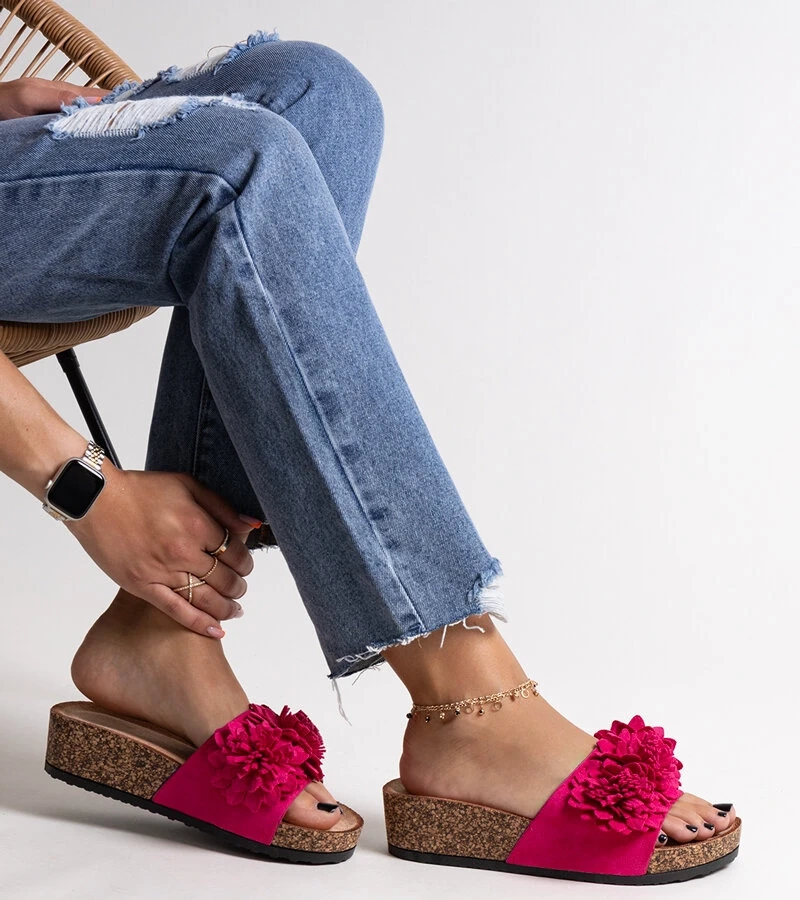 Ružové žabky s kvetmi na platforme Apolonia