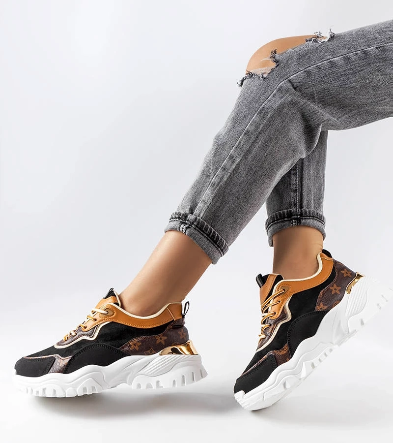 Čierne tenisky na nepravidelnej podrážke od spoločnosti Alta