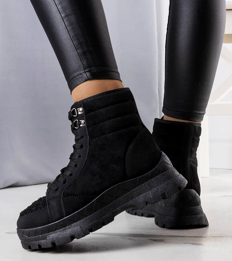 Čierna izolovaná botki Isaias