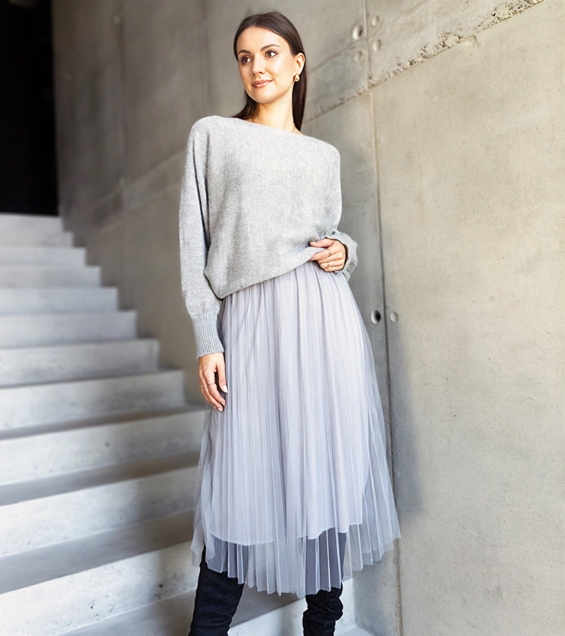 Szedý komplet sveter a šaty z tylu Sorenla.