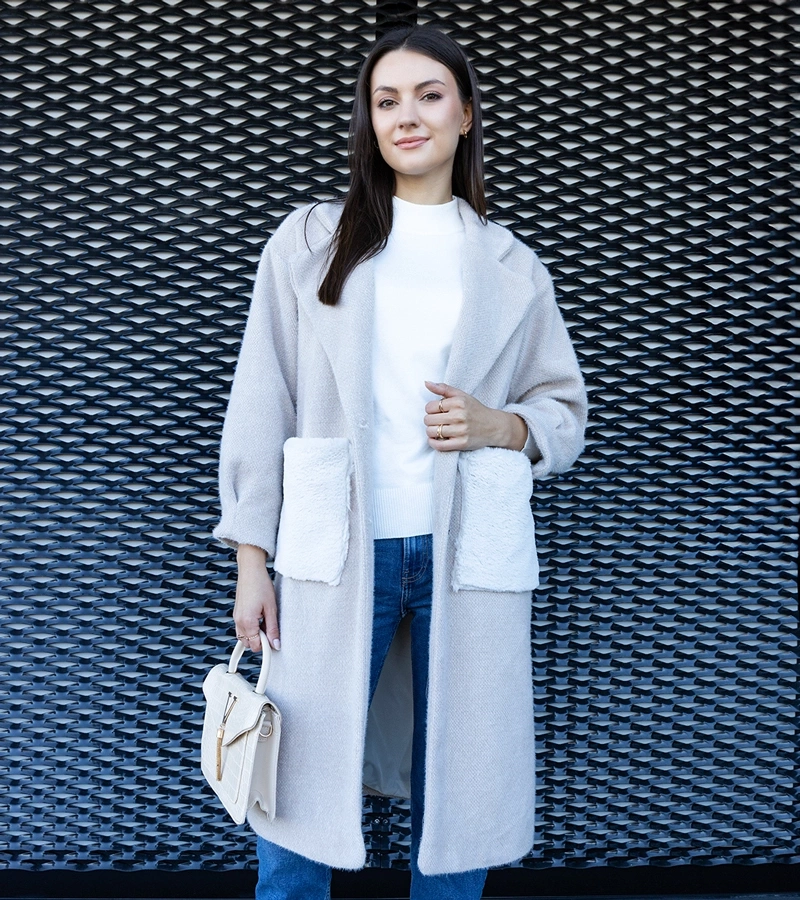 Dlhý béžový kabát s plyšovými vreckami Badra.