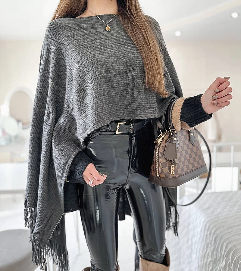 Šedý prehoz na posteľ so strapcami od značky Colter