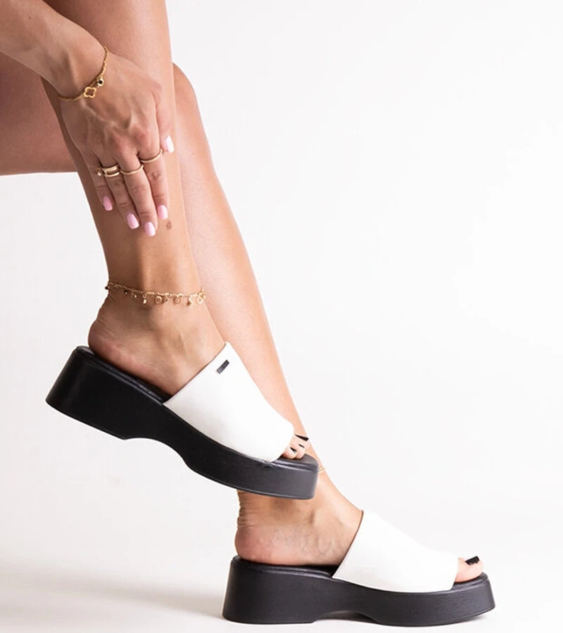 Biele šľapky na platforme Big Star NN274022