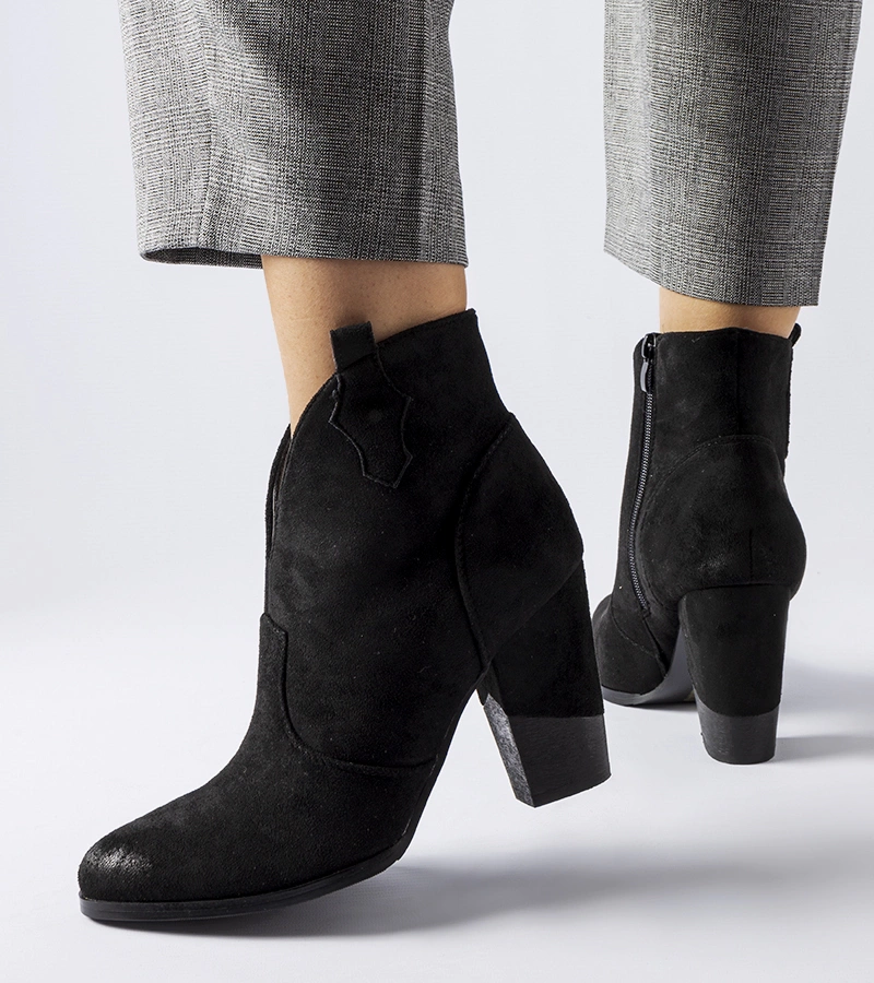 Čierne vyrezávané zateplené kovbojky Brunilde