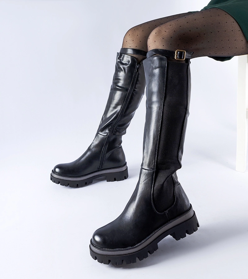 Čierne robustné čižmy so zdobeným pásikom Stuart.