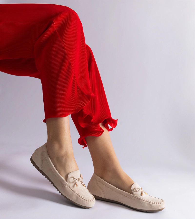 Béžové semišové mokasíny s mašľou Treja