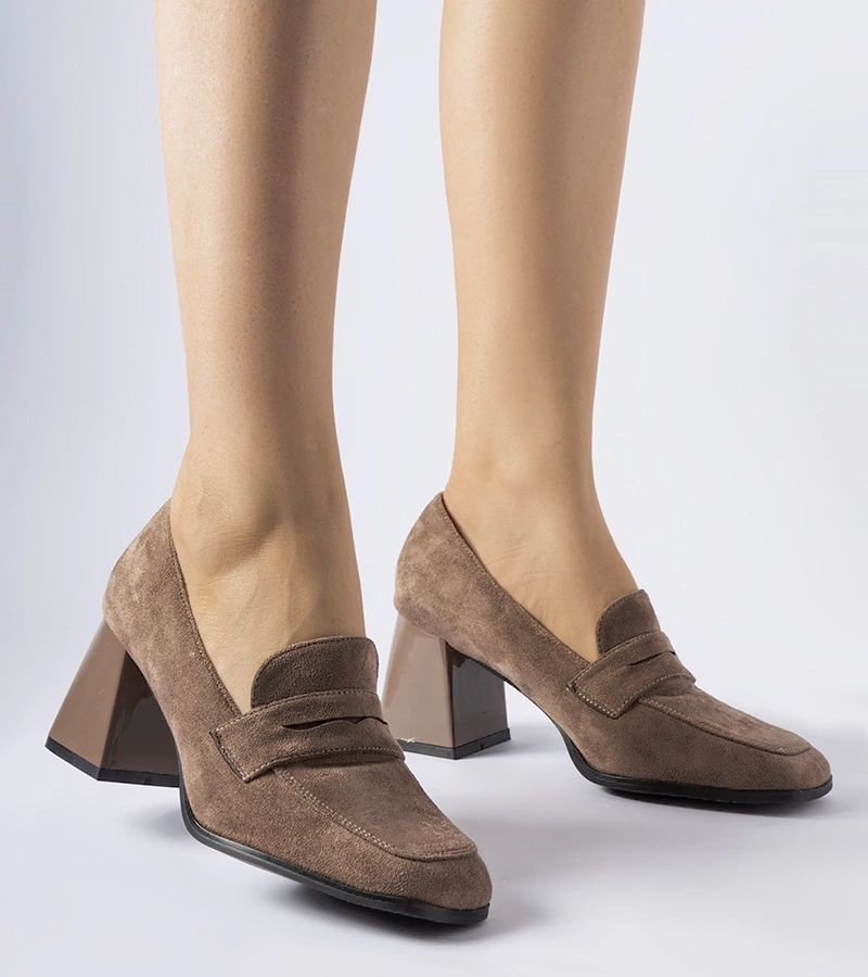 Hnedé lodičky na lakovanom stĺpiku Mill.