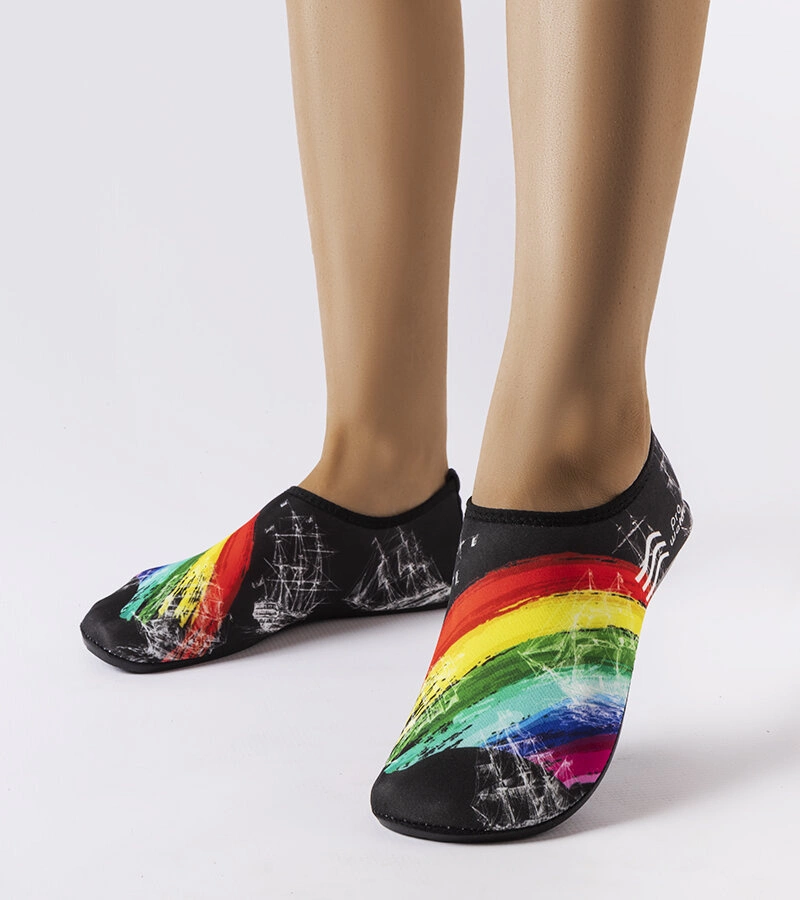 Čierne topánky do vody Krejz s farebnou potlačou