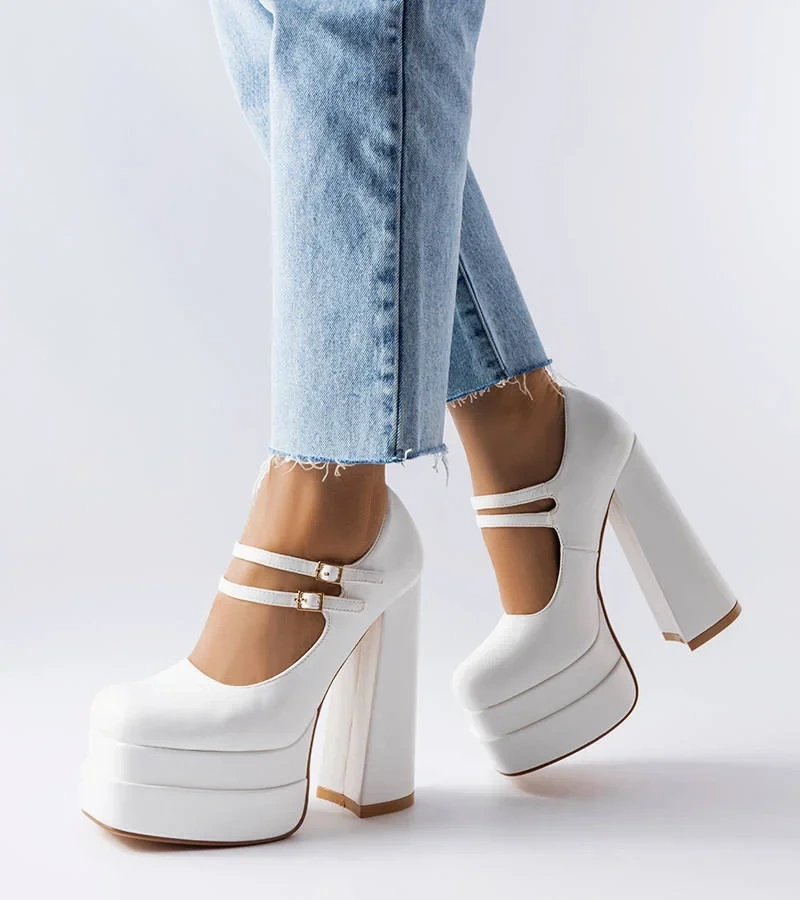 Biele lodičky Chouinard na vysokom podpätku