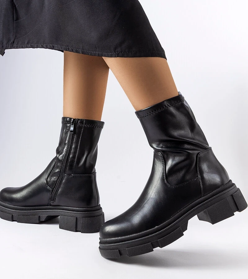 Čierne zateplené topánky Helvi