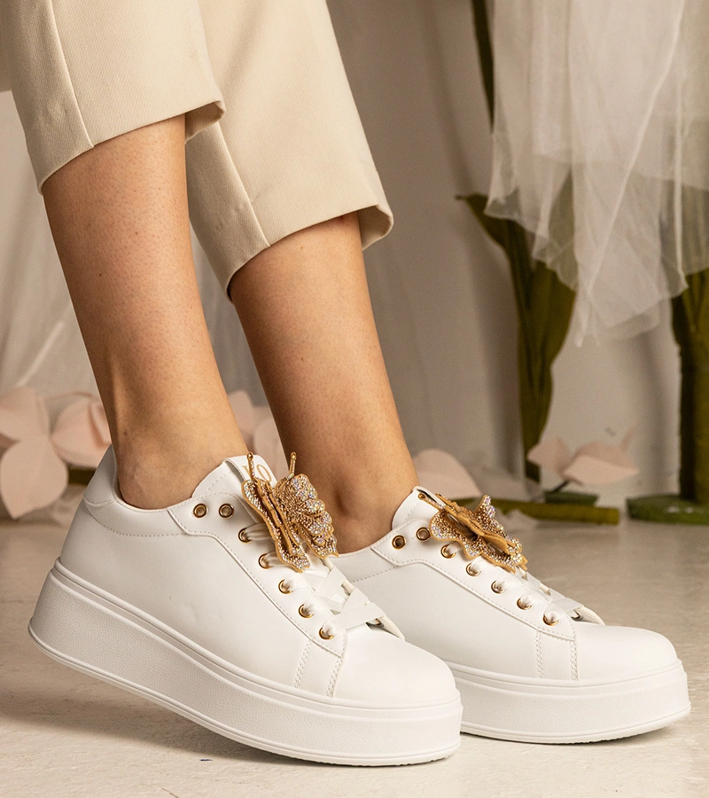 Biele tenisky zdobené motýlikom s kryštálmi Kariba