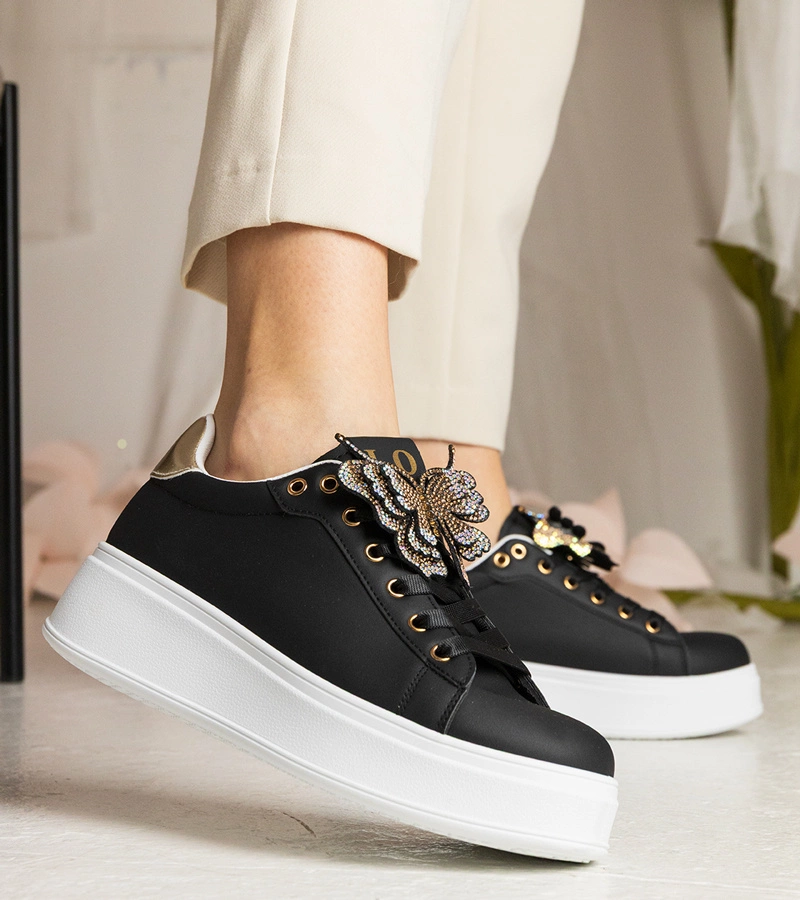 Čierne tenisky zdobené motýlikom s kamienkami Kariba