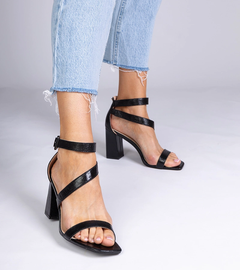 Čierne sandále na podpätku s prackou Runaz
