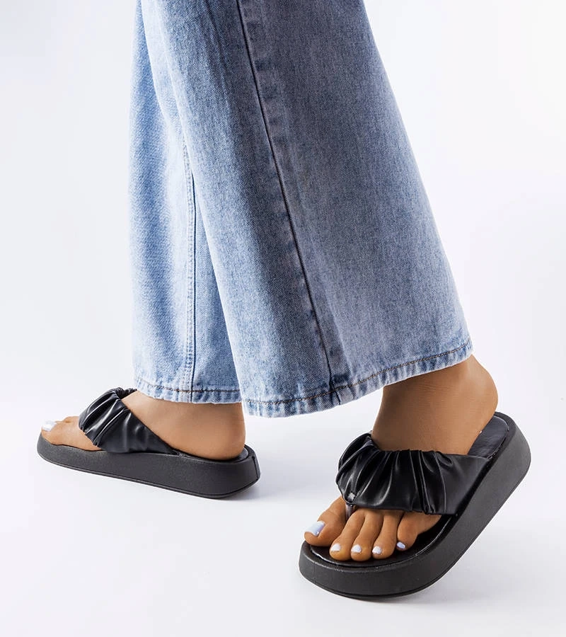 Čierne žabky so záhybom od Filippo