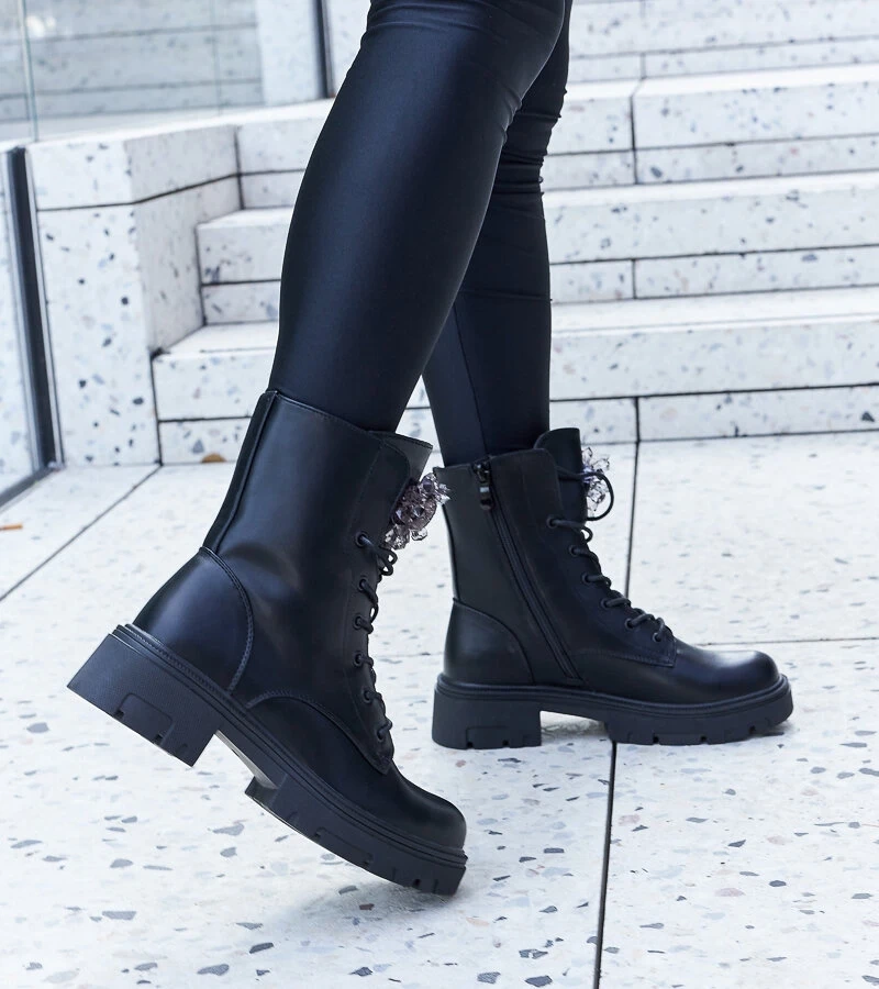 Čierne korálkami zdobené topánky od spoločnosti Accadia