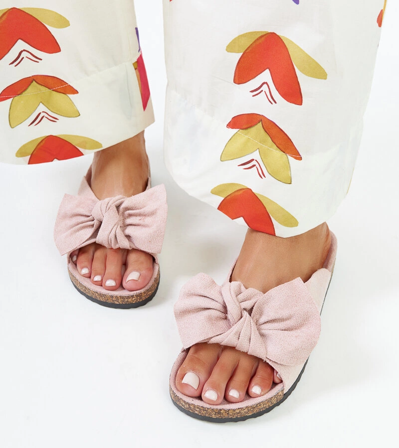 Svetloružové šľapky na korkovej podrážke Aamu