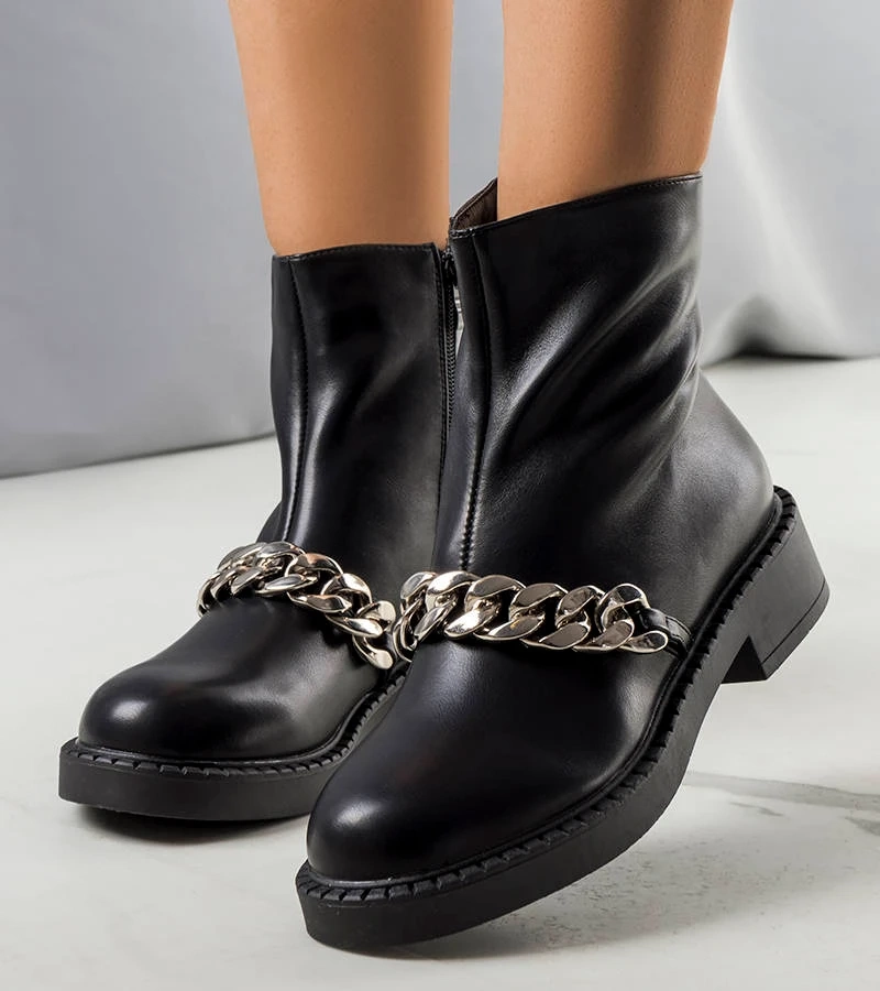 Čierny botki izolovaný Larion