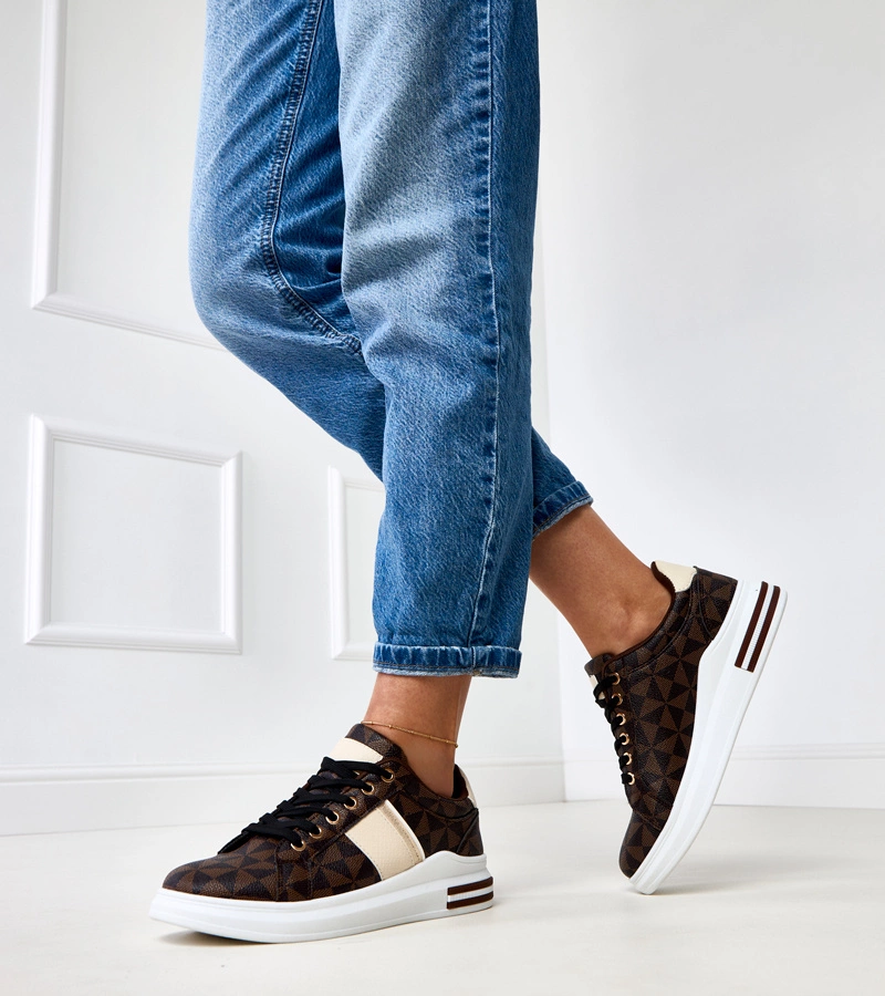 Hnedé tenisky na platforme s béžovo-zlatým pásikom