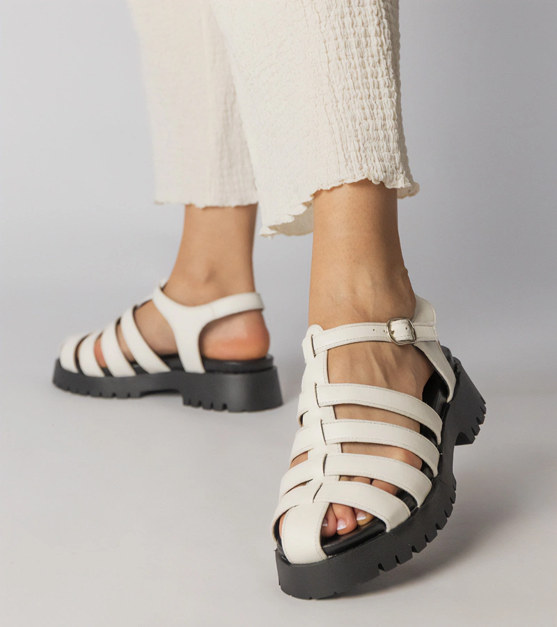 Biele sandále na platforme so zakrytou líniou prstov Kolla
