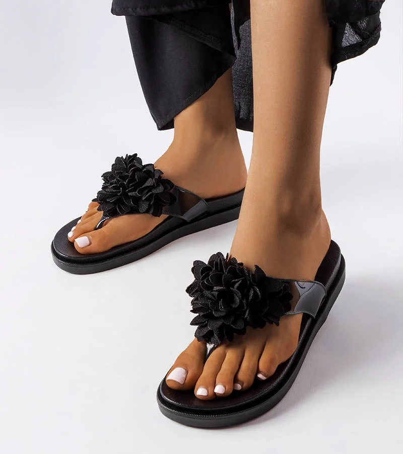 Čierne žabky s kvetinovou výzdobou od Caresse