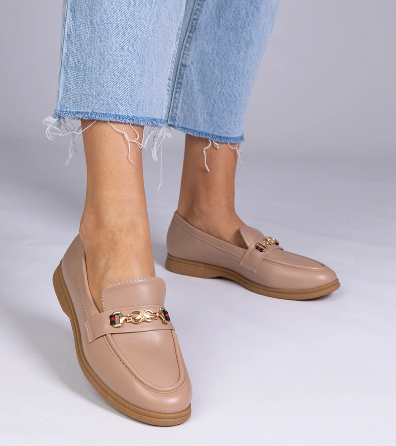 Hnedé mokasíny so zlatou ozdobou Feola